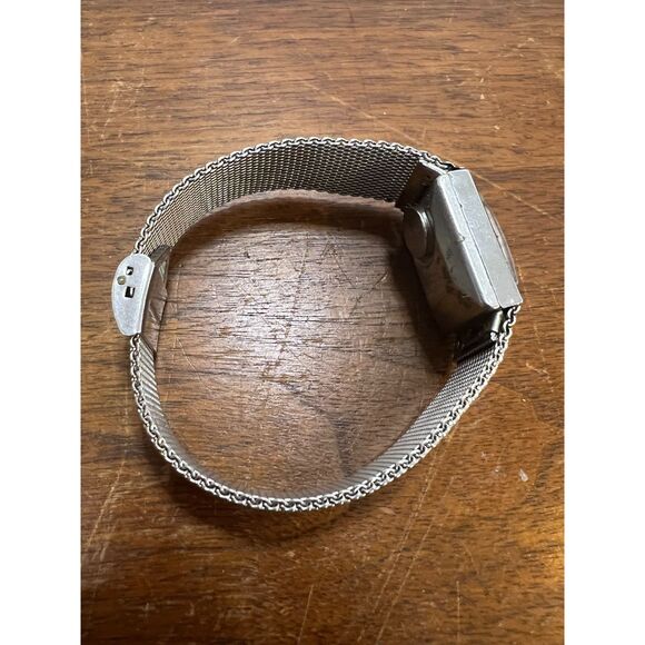 Vintage 1977 Timex Electric Women's Watch Silver Mesh Bracelet - Picture 8 of 8
